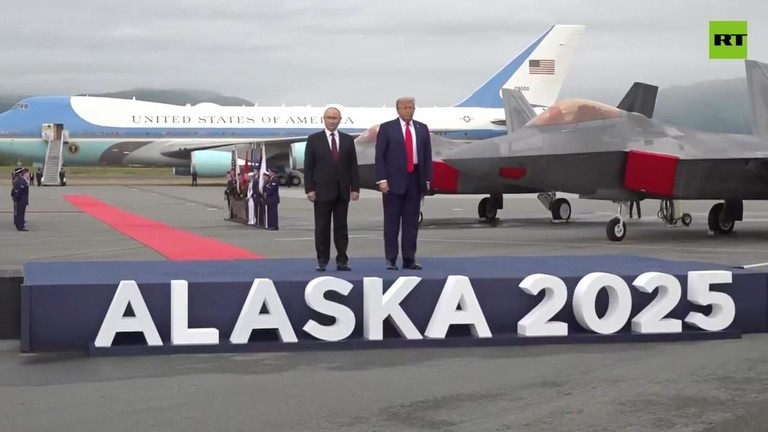 Tổng thống Nga Vladimir Putin và Tổng thống Mỹ Donald Trump tại Alaska. Tổng thống Nga Vladimir Putin và Tổng thống Mỹ Donald Trump tại Alaska.