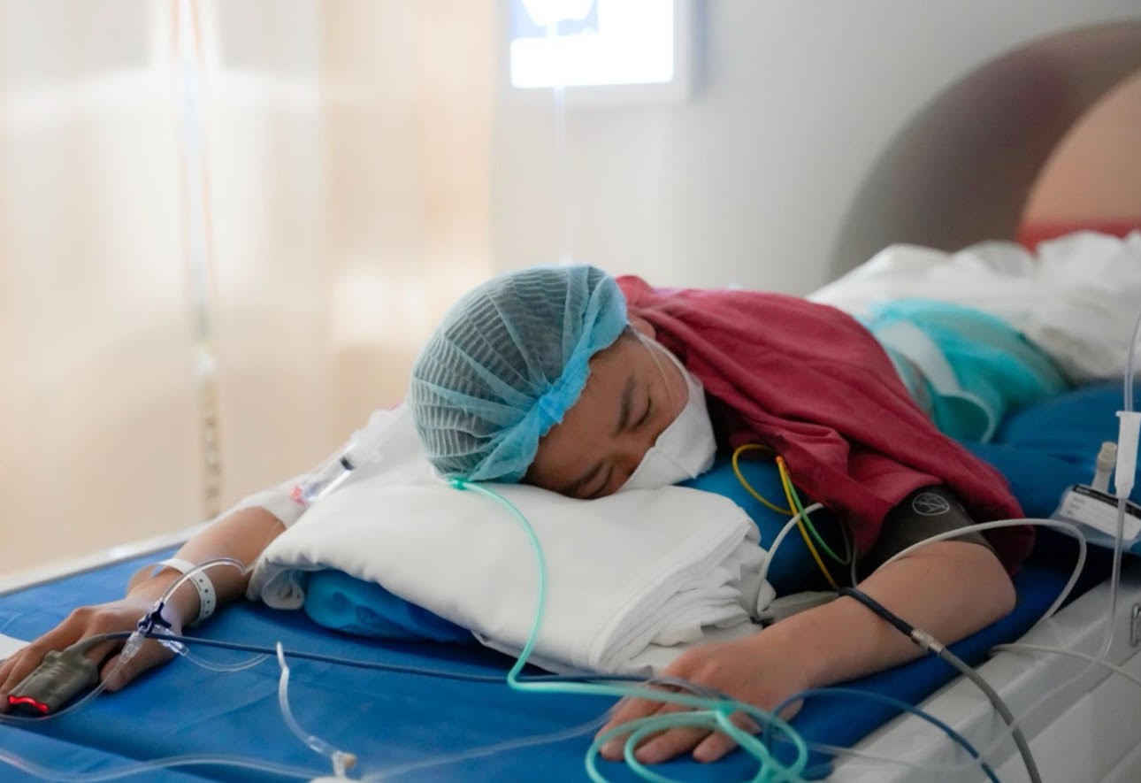 Người bệnh điều trị khối u bằng kỹ thuật US-HIFU. Người bệnh điều trị khối u bằng kỹ thuật US-HIFU.