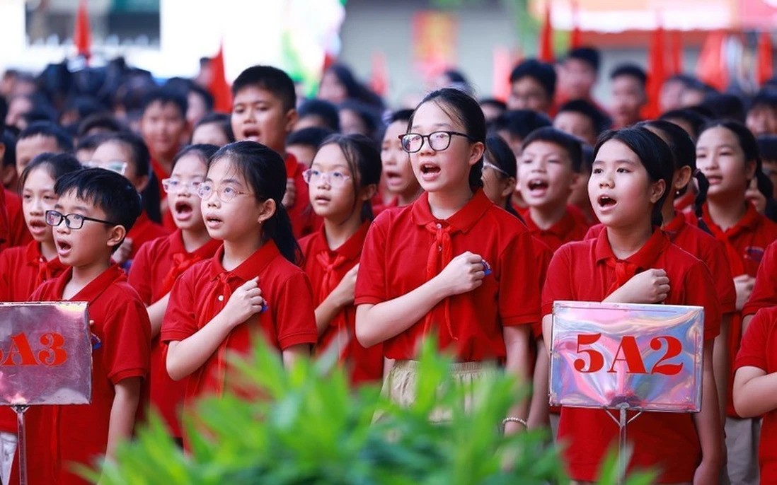 Học sinh hát Quốc ca trong lễ khai giảng. hat.jpg