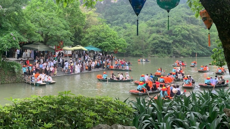 Du khách nườm nượp đổ về Ninh Bình. ngh-le.jpg