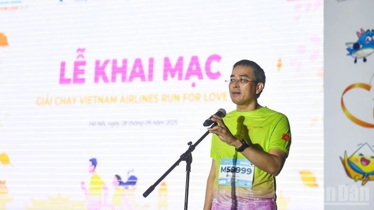 Ông Đặng Ngọc Hòa, Chủ tịch Hội đồng quản trị Vietnam Airlines phát biểu khai mạc giải chạy.