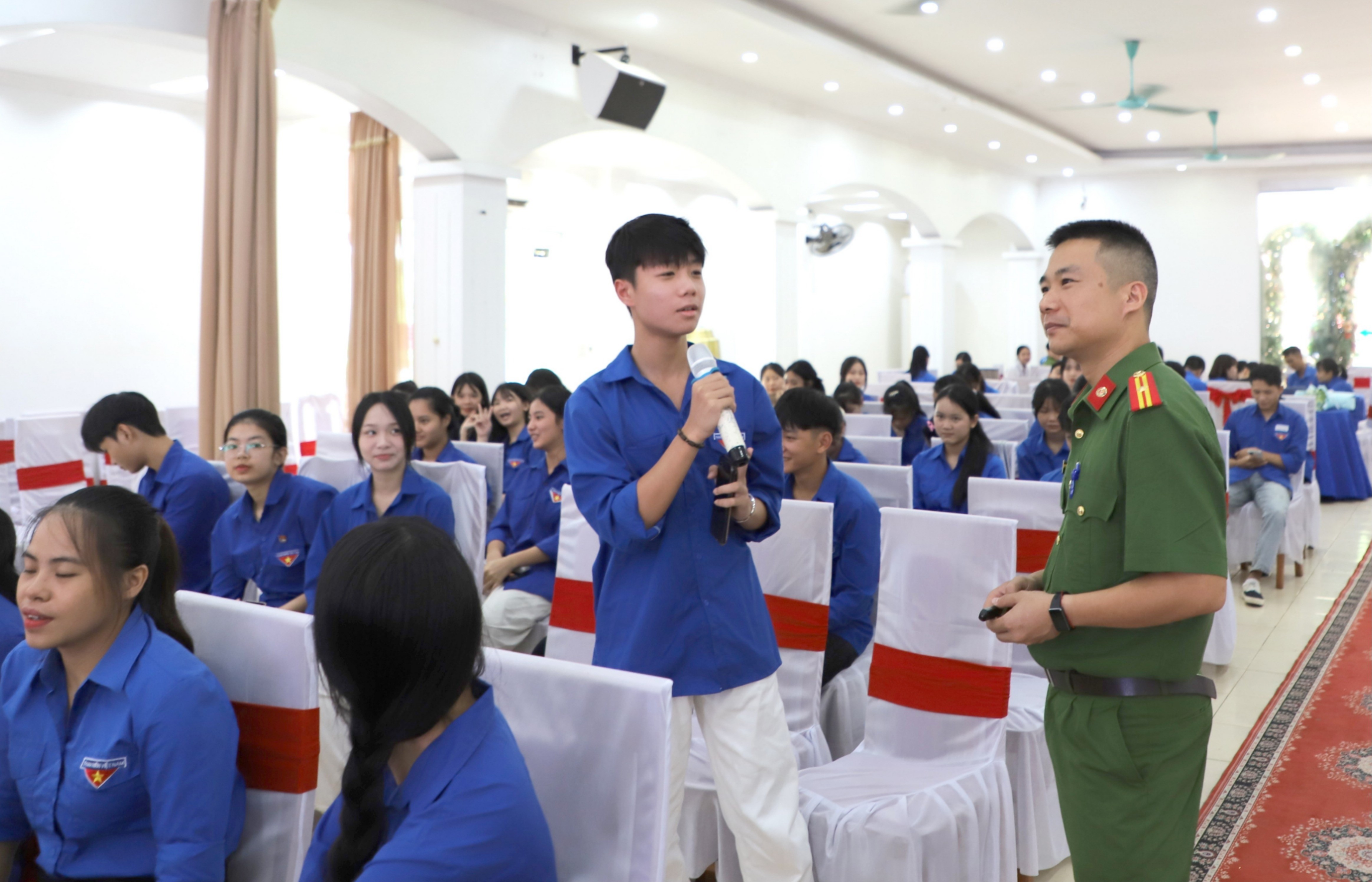 Báo cáo viên và các đại biểu trao đổi, giải đáp kiến thức về công tác phòng, chống mua bán người . chong-buon-nguoi-2-1631.jpg