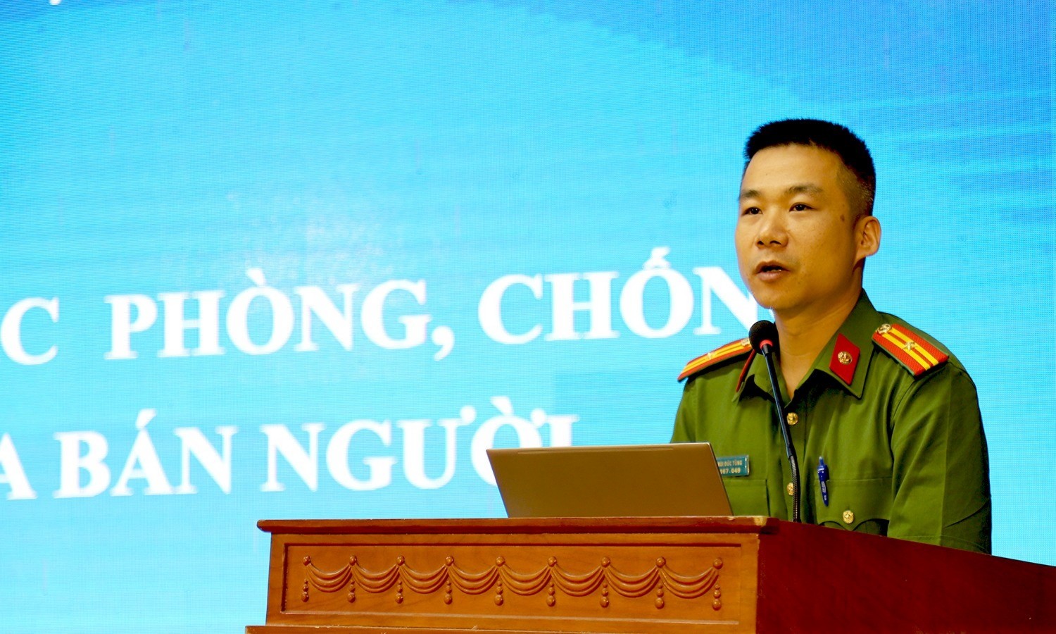 Thiếu tá Bùi Đức Tùng, Phòng Hình sự Công an tỉnh Lào Cai tập huấn 2 chuyên đề quan trọng trong chương trình. chong-buon-nguoi-5609.jpg