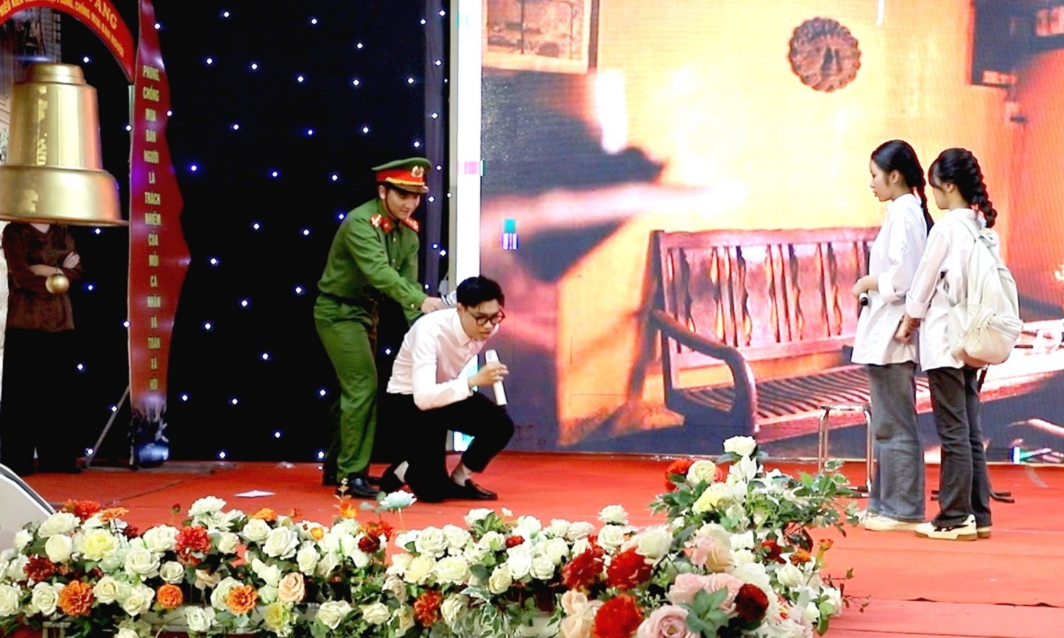 Tiểu phẩm tuyên truyền với thông điệp: “Mua bán người là hoạt động tội phạm có tổ chức – Hãy cùng hành động để chấm dứt các hình thức bóc lột”. chong-buon-nguoi-3-2351.jpg