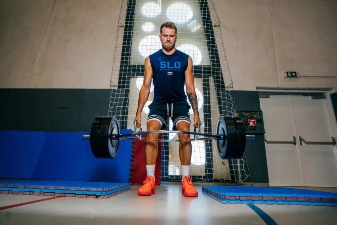 Vóc dáng Doncic thon gọn hơn sau một mùa hè tập luyện với chế độ nghiêm ngặt. Ảnh: Mens Health