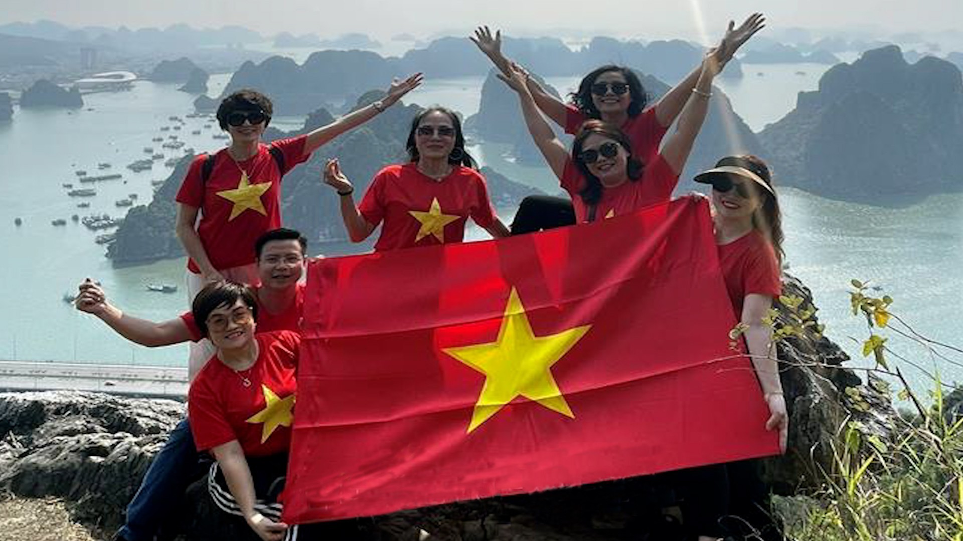 Du khách hào hứng khi chinh phục được đỉnh núi Bài Thơ. co-vang.jpg