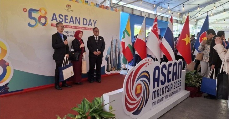 Các đại biểu dự Lễ kỷ niệm Ngày ASEAN 2025 chụp ảnh lưu niệm. asean-1-2321-6176.jpg