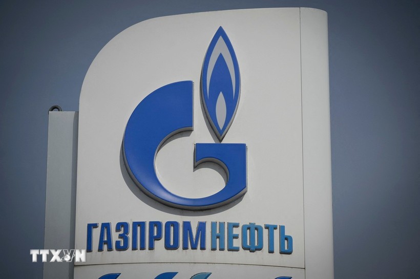 Biểu tượng Tập đoàn khí đốt Gazprom tại một trạm xăng ở Moskva, Nga. xang-dau.jpg