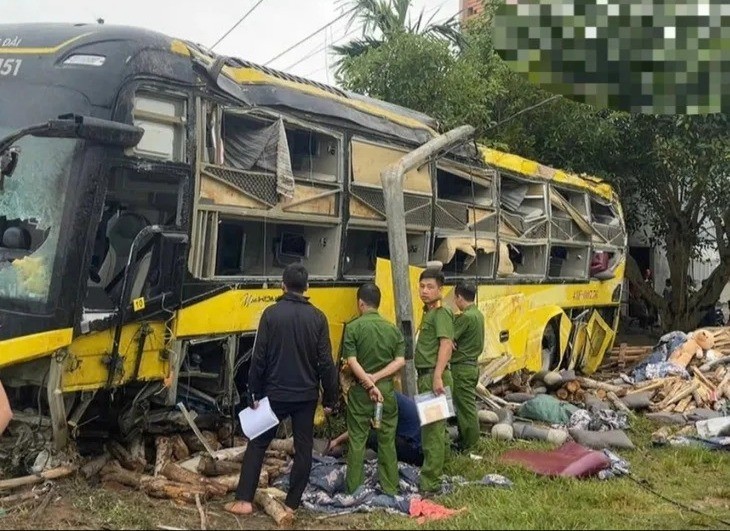 Lực lượng chức năng khám nghiệm hiện trường. tai-nan-xe-khach-1-61.jpg