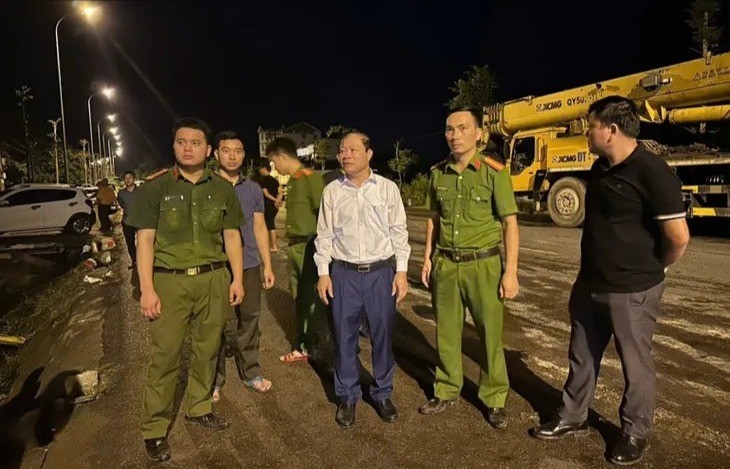 Lãnh đạo phường Sông Trí và lực lượng Công an nhanh chóng có mặt tại hiện trường để chỉ đạo công tác cứu hộ, cứu nạn. tai-nan-xe-khach-2-4046.jpg