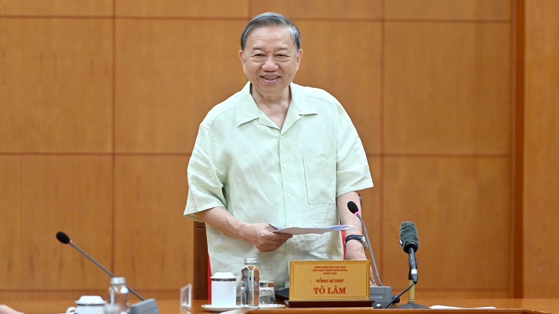 Tổng Bí thư đề nghị, Đảng ủy Chính phủ chủ trì, phối hợp với các cơ quan khẩn trương đánh giá việc triển khai thực hiện Nghị quyết số 19; giao cho Ban Chính sách, Chiến lược Trung ương chủ trì, phối hợp với các cơ quan, trong đó Đảng ủy Chính phủ đánh giá về thực hiện Nghị quyết 06. tt-to-lam-6652.jpg