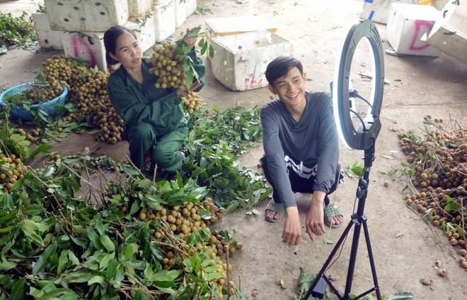 Nông dân Hợp tác xã Dịch vụ Nông nghiệp Ngoan Hậu, xã Chiềng Khương, huyện Sông Mã (Sơn La) đẩy mạnh quảng bá, kết nối tiêu thụ nông sản qua các trang mạng. nhan.jpg