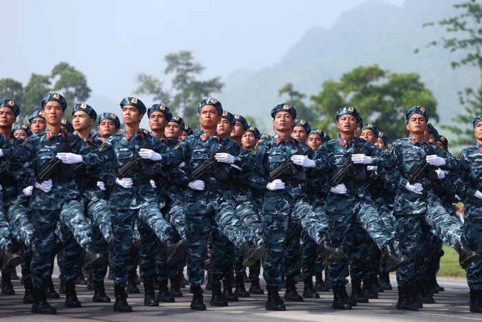 Các khối đi bộ động tác cá nhân đội hình hàng ngang, hàng dọc tương đối đều, đẹp, thống nhất. Các khối đi bộ động tác cá nhân đội hình hàng ngang, hàng dọc tương đối đều, đẹp, thống nhất.