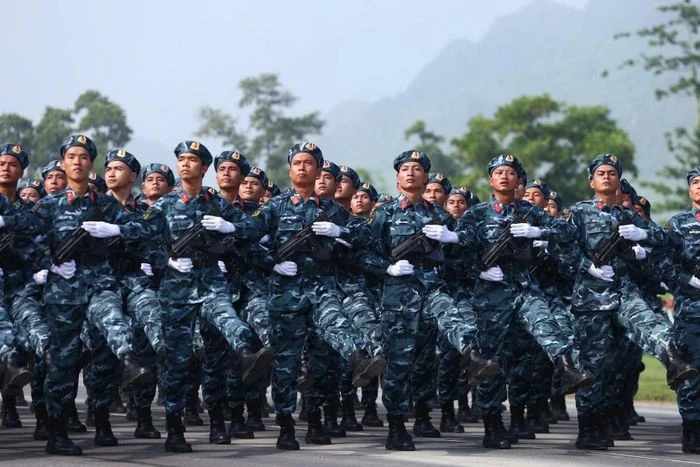 Các khối đi bộ động tác cá nhân đội hình hàng ngang, hàng dọc tương đối đều, đẹp, thống nhất.