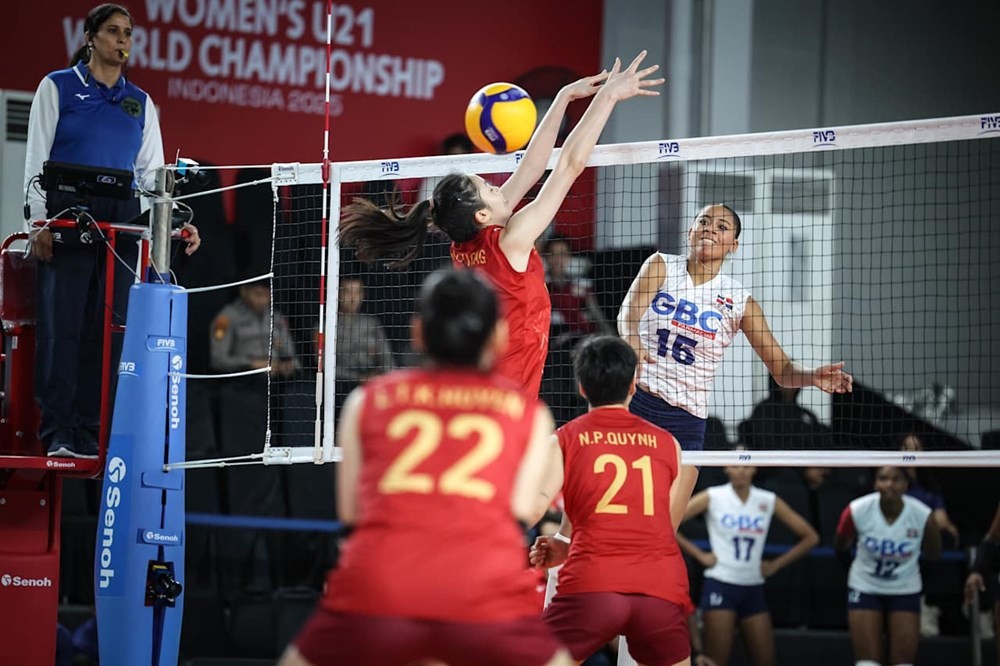 U21 nữ Việt Nam (áo đỏ) thi đấu vượt trội đối thủ. U21 nữ Việt Nam (áo đỏ) thi đấu vượt trội đối thủ.