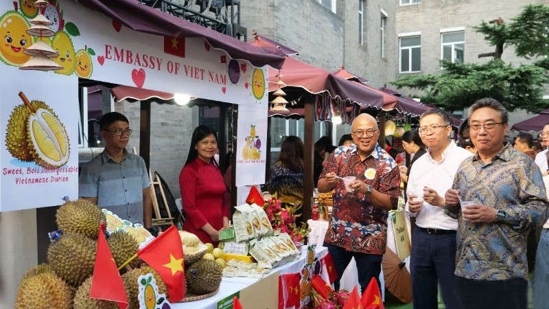 Đại sứ Phạm Thanh Bình và Tổng Thư ký Trung tâm ASEAN-Trung Quốc Sử Trung Tuấn thăm gian hàng Việt Nam. sau.jpg