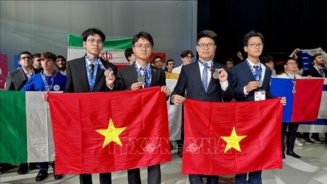 Ban giám khảo trao huy chương Bạc cho các thí sinh Việt Nam. ban-giam-khao-8346.jpg