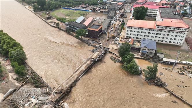 Một đoạn đường và cây cầu bị hư hại do lũ quét tại Thiên Tân, Trung Quốc ngày 28/7/2025. lu-tq-2712.jpg