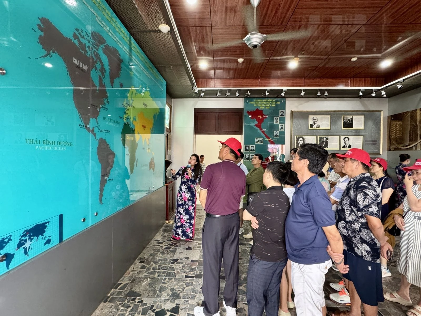Đoàn du khách Hải Phòng lắng nghe thuyết minh tại Bảo tàng Hồ Chí Minh Chi nhánh Hồ Chí Minh.