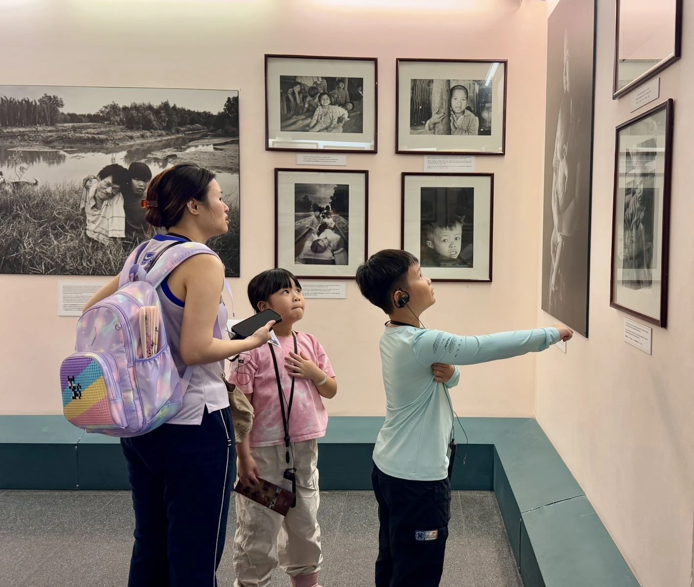 Mẹ và các con vừa tham quan trực quan, ngắm nhìn các bức ảnh lịch sử vừa lắng nghe thuyết minh qua tai nghe để có những trải nghiệm tốt nhất tại Bảo tàng Chứng tích chiến tranh.