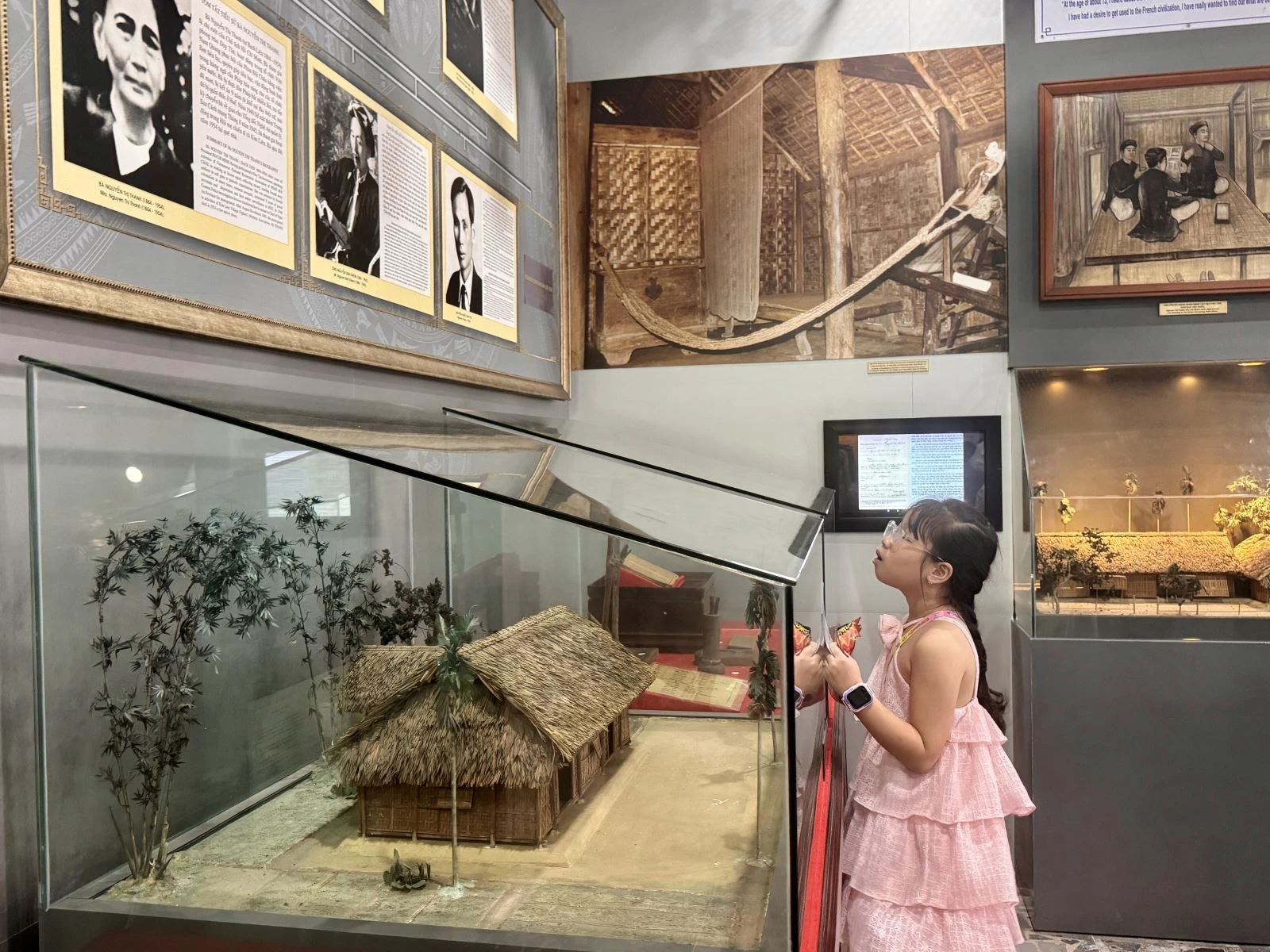 Những ngày này tại các bảo tàng, không khó để có thể bắt gặp hình ảnh những em bé đang say mê trước các hiện vật của quá khứ.