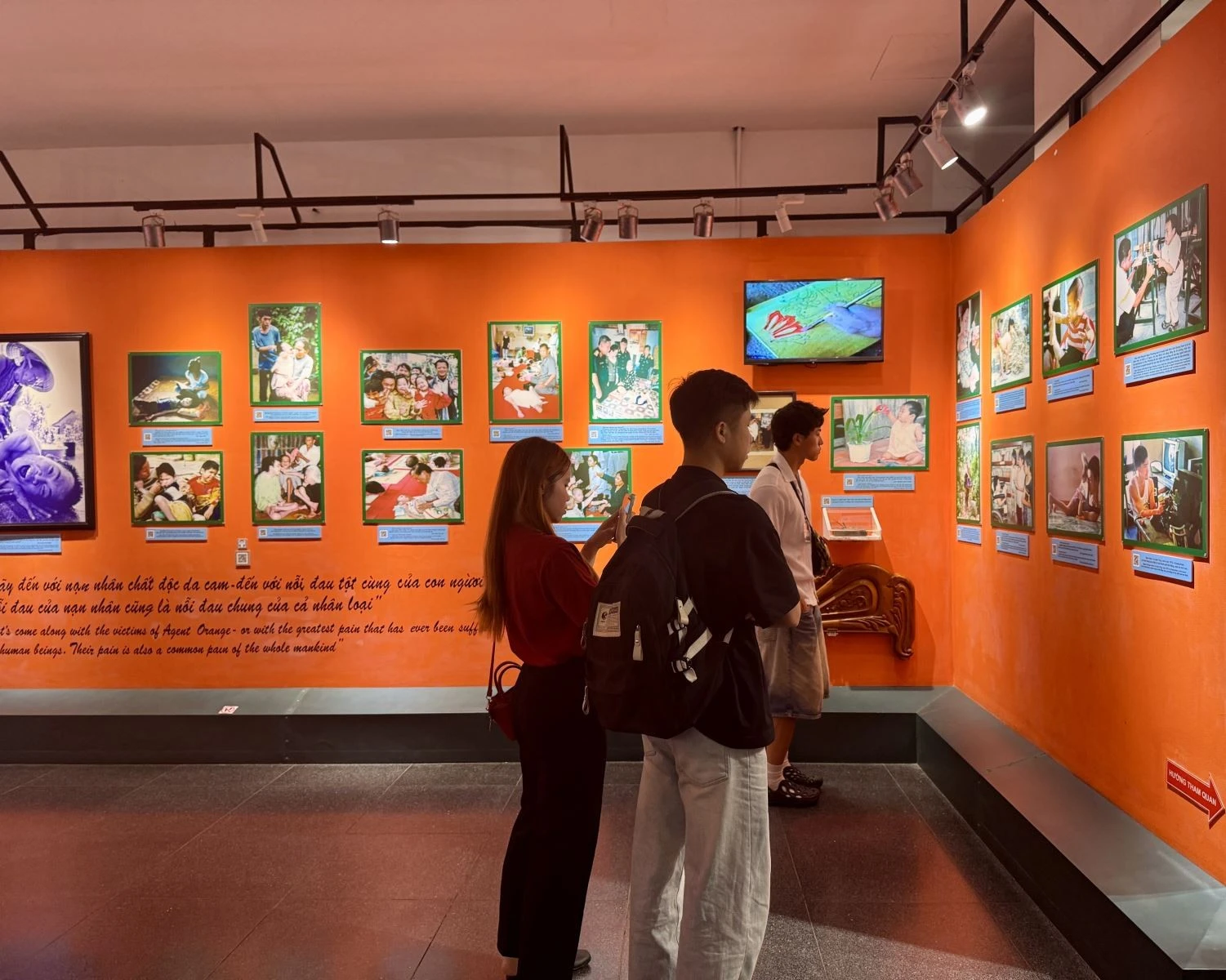 Khu trưng bày chuyên đề về chất độc màu da cam, nơi Xuân Thảo cũng như nhiều bạn sinh viên Trường Đại học Mở TP Hồ Chí Minh dừng lại rất lâu.