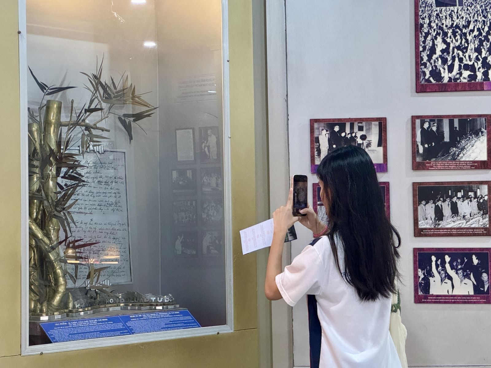 Sinh viên đại học tìm đến các bảo tàng để tìm hiểu thông tin phục vụ các bài thuyết trình chuyên đề trên lớp. Sinh viên đại học tìm đến các bảo tàng để tìm hiểu thông tin phục vụ các bài thuyết trình chuyên đề trên lớp.