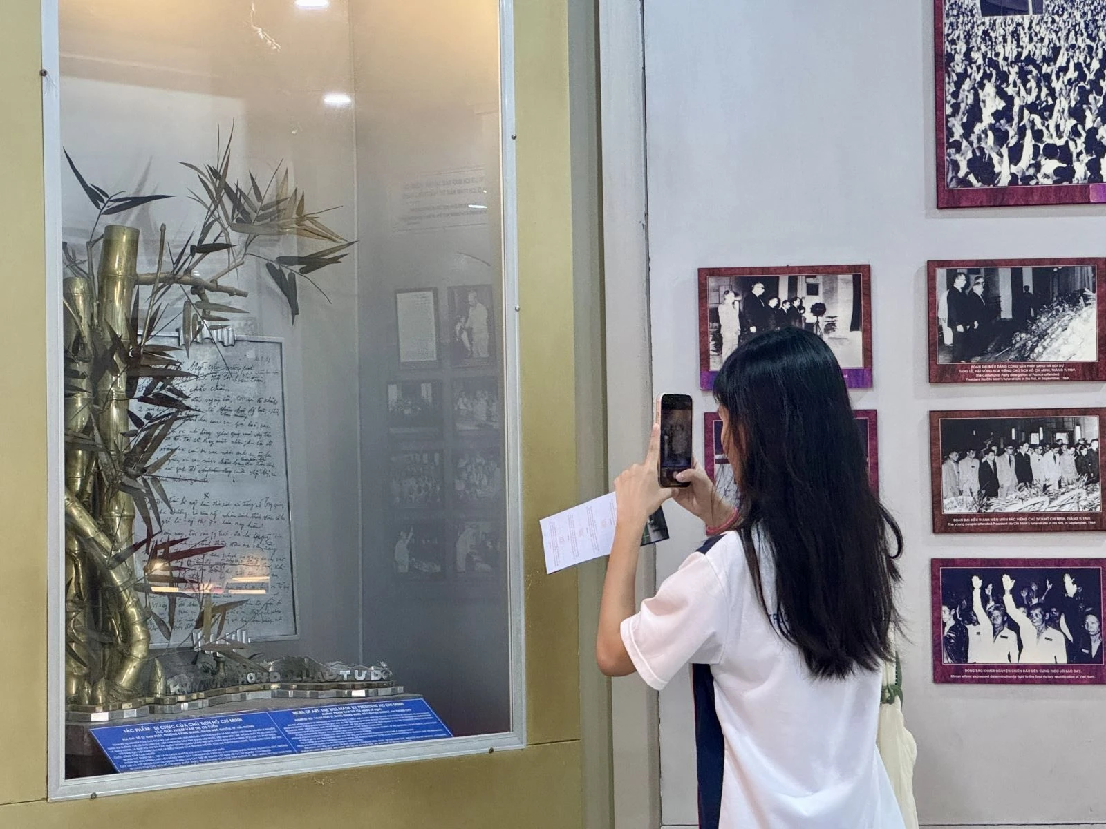 Sinh viên đại học tìm đến các bảo tàng để tìm hiểu thông tin phục vụ các bài thuyết trình chuyên đề trên lớp.