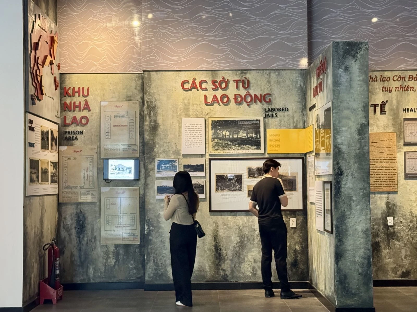 Lịch sử và truyền thống dân tộc đã đến gần hơn với các bạn trẻ qua các hiện vật được trưng bày.