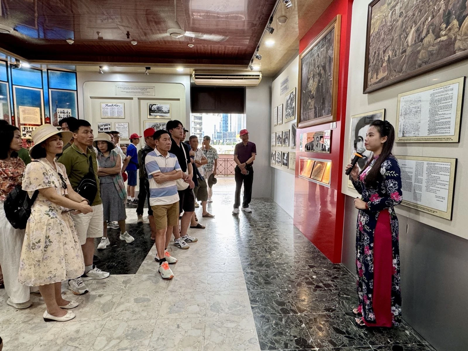 Đoàn 36 khách từ Hải Phòng vào TP Hồ Chí Minh và đến thăm Bảo tàng Hồ Chí Minh Chi nhánh TP Hồ Chí Minh.