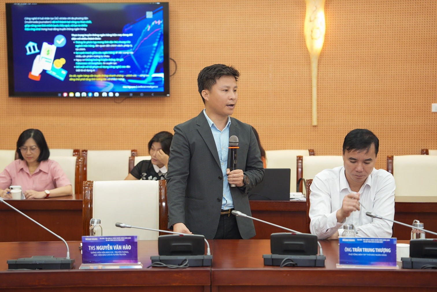 Thạc sĩ Nguyễn Văn Hào, Giảng viên Viện Báo chí - Truyền thông, Học viện Báo chí và Tuyên truyền phát biểu ý kiến. ngan-hang-1.jpg