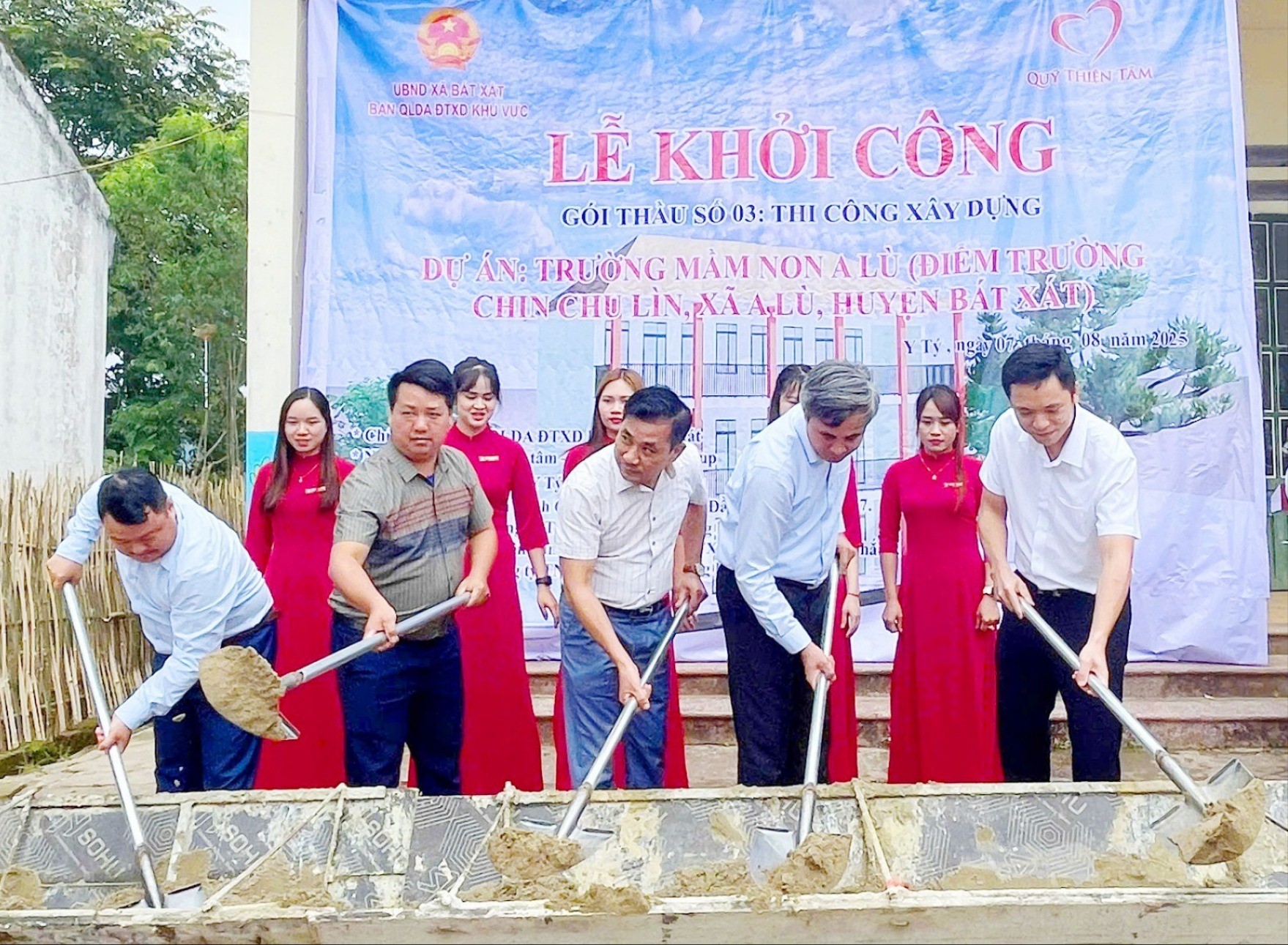 Các đại biểu tham gia lễ khởi công dự án. khoi-cong-truong-hoc-279.jpg