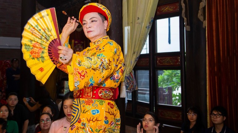 Nghệ nhân, đồng thầy Nguyễn Đức Hiển thực hiện giá hầu Đức Thánh Hoàng Mười. Nghệ nhân, đồng thầy Nguyễn Đức Hiển thực hiện giá hầu Đức Thánh Hoàng Mười.
