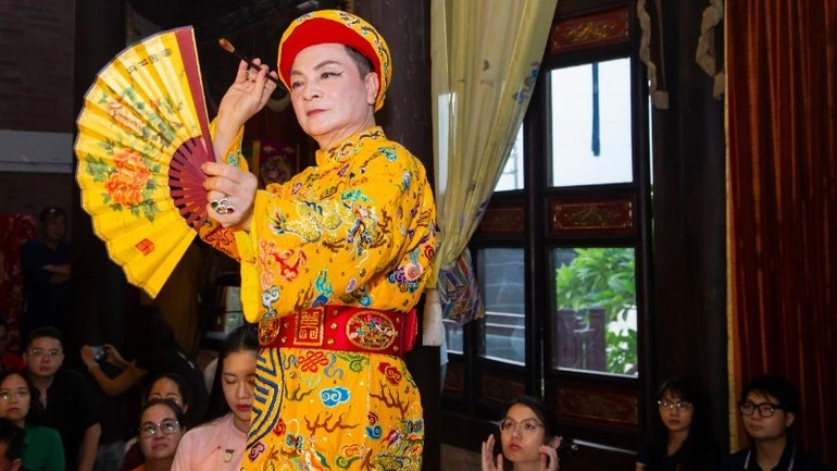 Nghệ nhân, đồng thầy Nguyễn Đức Hiển thực hiện giá hầu Đức Thánh Hoàng Mười.