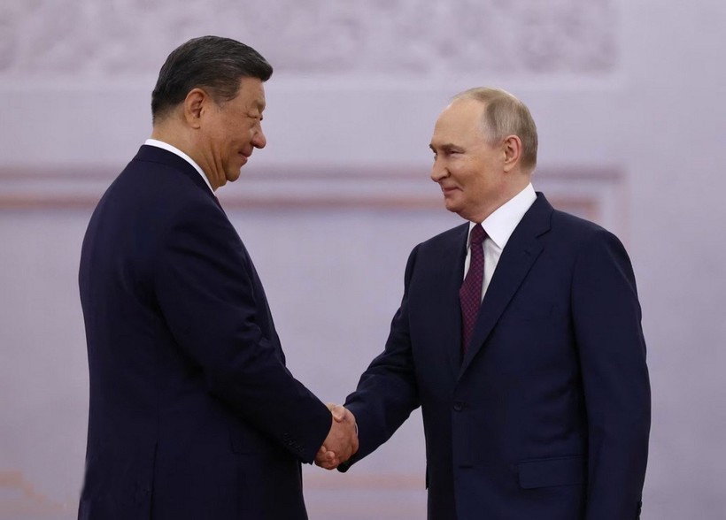 Tổng thống Nga Vladimir Putin (phải) và Chủ tịch Trung Quốc Tập Cận Bình trước hội đàm tại Moskva, ngày 8/5. nga.jpg