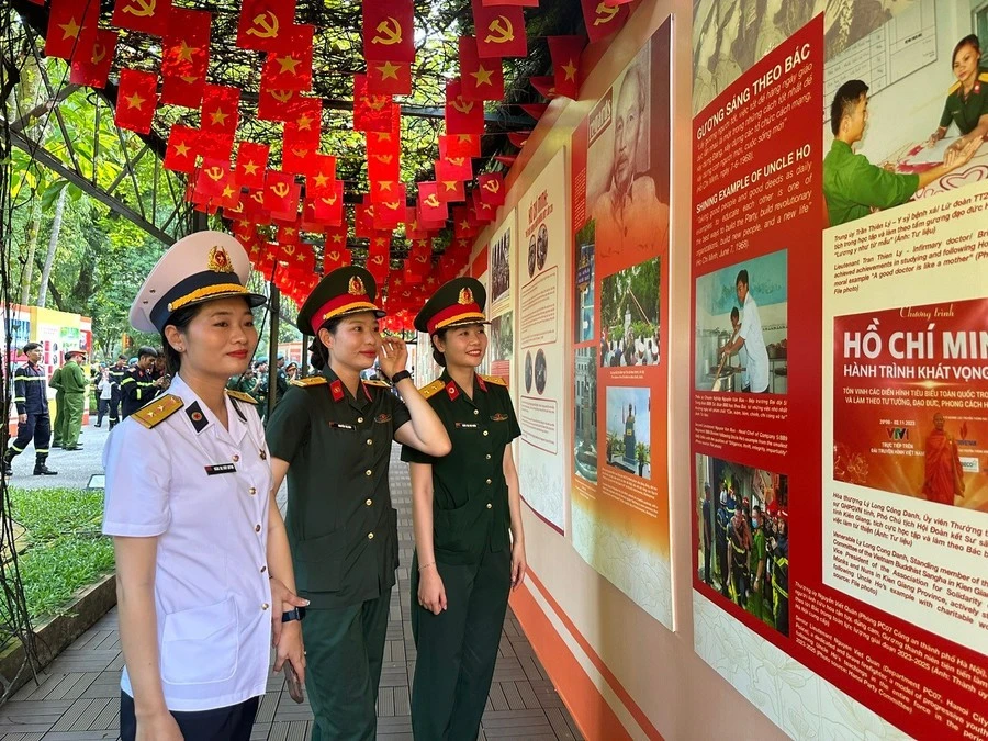 Lực lượng tham gia diễu binh, diễu hành tham quan, học tập lịch sử tại Khu Di tích Chủ tịch Hồ Chí Minh tại Phủ Chủ tịch vào ngày 3/8.