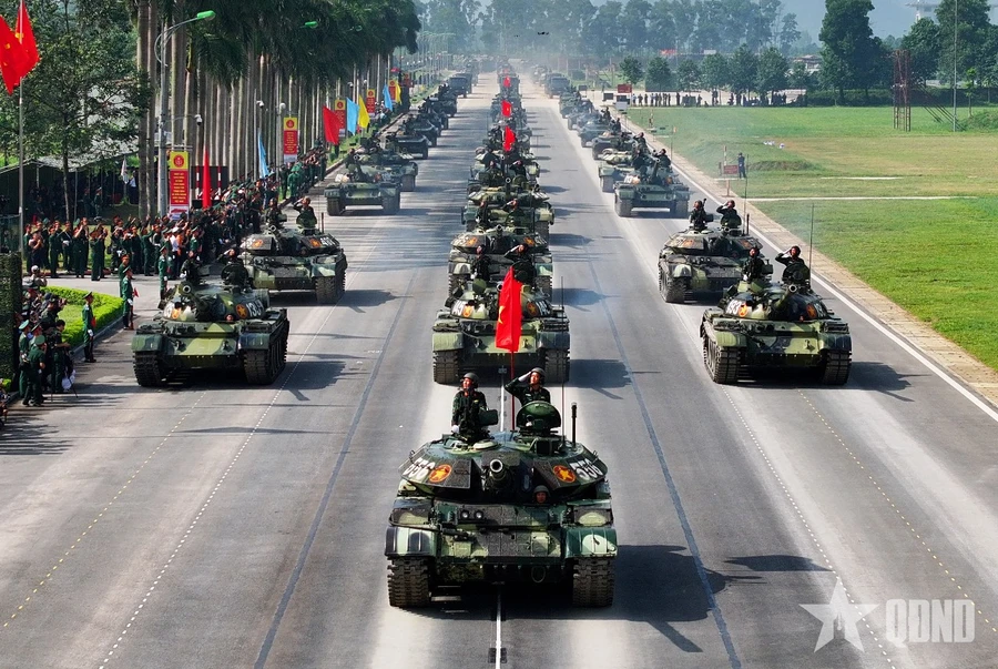 Khối xe tăng hành tiến tại buổi tổng hợp luyện diễu binh, diễu hành lần thứ nhất ngày 17/7.