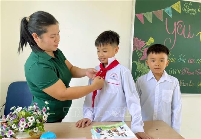 Nằm ở vùng biển ở cực Đông Bắc của Tổ quốc, đảo Trần (đặc khu Cô Tô, Quảng Ninh), trường Liên cấp đảo Trần là một ngôi trường đặc biệt. Năm học 2025 - 2026, Trường Liên cấp đảo Trần có 8 học sinh, gồm 7 học sinh tiểu học và 1 trẻ mầm non. Để chuẩn bị cho năm học mới, 3 cô giáo phụ trách đã vượt sóng ra đảo từ nhiều ngày trước, mang theo sách vở, đồ dùng học tập và cả sự háo hức chờ ngày khai giảng. Nằm ở vùng biển ở cực Đông Bắc của Tổ quốc, đảo Trần (đặc khu Cô Tô, Quảng Ninh), trường Liên cấp đảo Trần là một ngôi trường đặc biệt. Năm học 2025 - 2026, Trường Liên cấp đảo Trần có 8 học sinh, gồm 7 học sinh tiểu học và 1 trẻ mầm non. Để chuẩn bị cho năm học mới, 3 cô giáo phụ trách đã vượt sóng ra đảo từ nhiều ngày trước, mang theo sách vở, đồ dùng học tập và cả sự háo hức chờ ngày khai giảng.