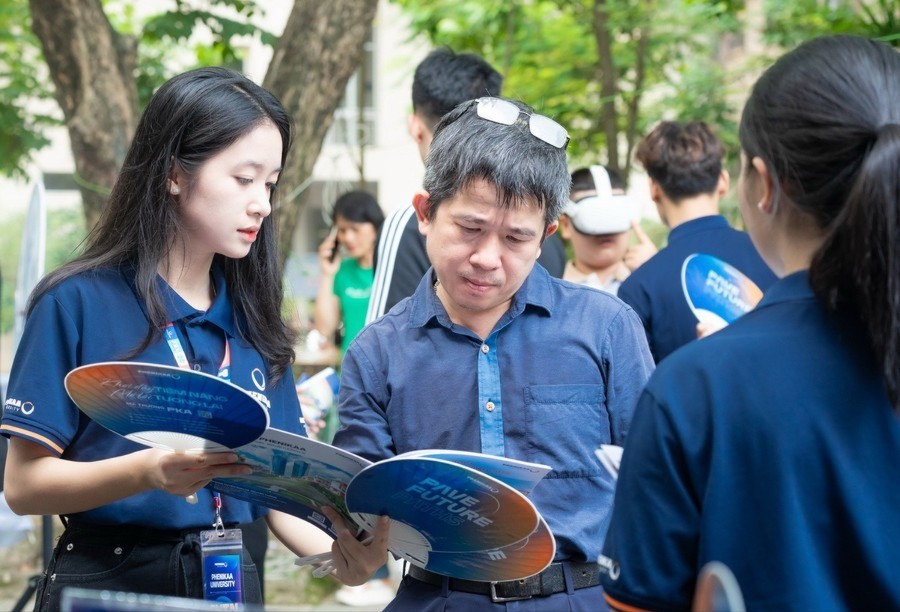 Phụ huynh tham dự Ngày hội lựa chọn nguyện vọng xét tuyển 2025 tại Đại học Bách khoa Hà Nội - ngày 19/7. thi-sinh-3-2405.jpg