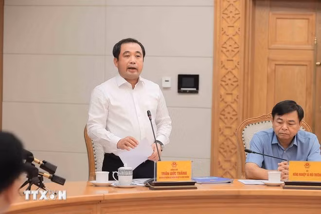 Quyền Bộ trưởng Bộ Nông nghiệp và Môi trường Trần Đức Thắng phát biểu tại cuộc họp.