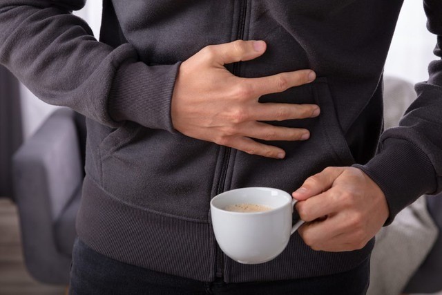 Uống cà phê khi bụng đói làm tăng acid dạ dày và ợ nóng. ca-phe-1.jpg