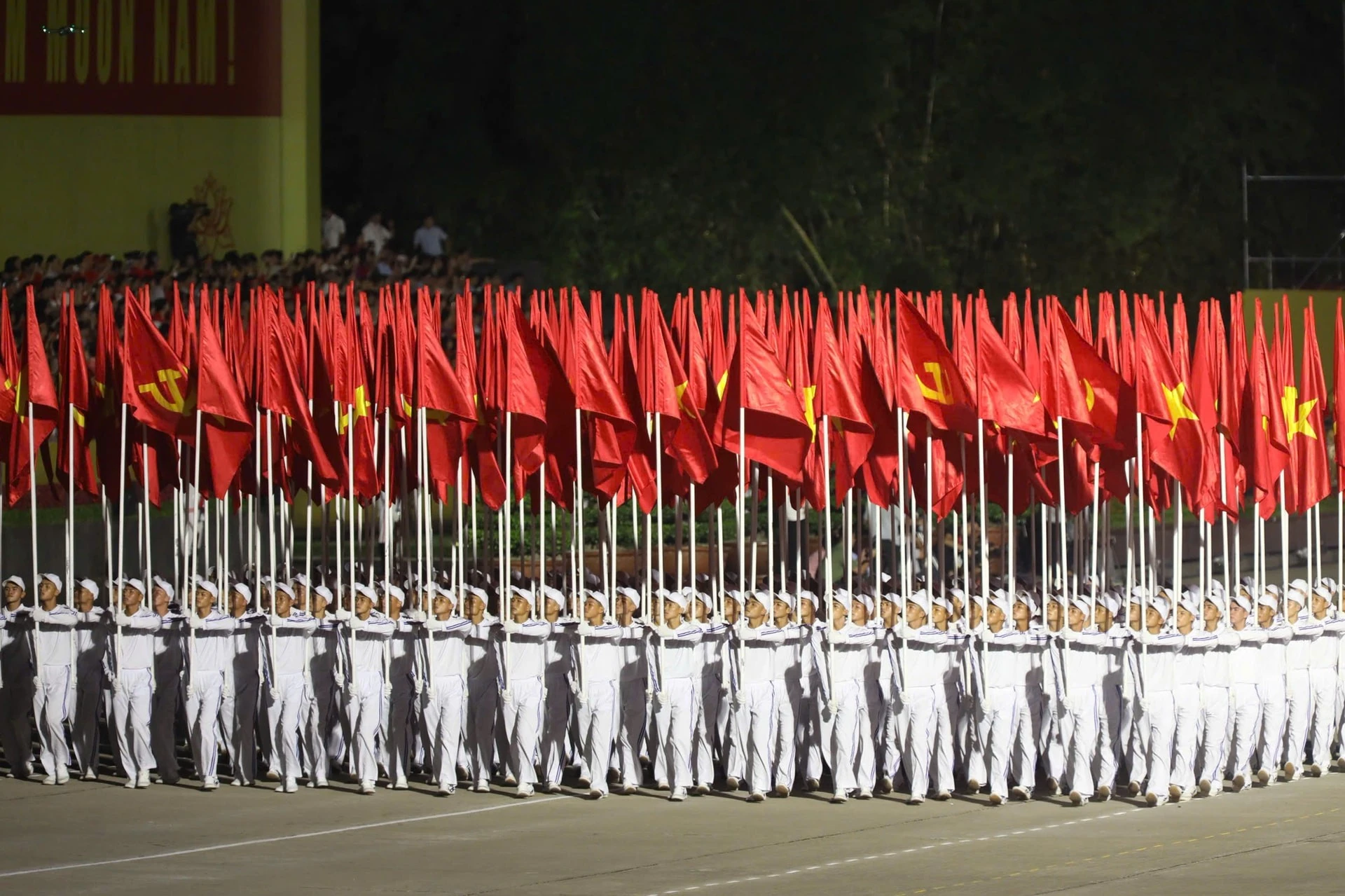 Sau khi thực hiện phần nghi lễ rước đuốc, chào cờ, bắn pháo lễ thì lần lượt các khối cờ Đảng, cờ Tổ quốc qua lễ đài.