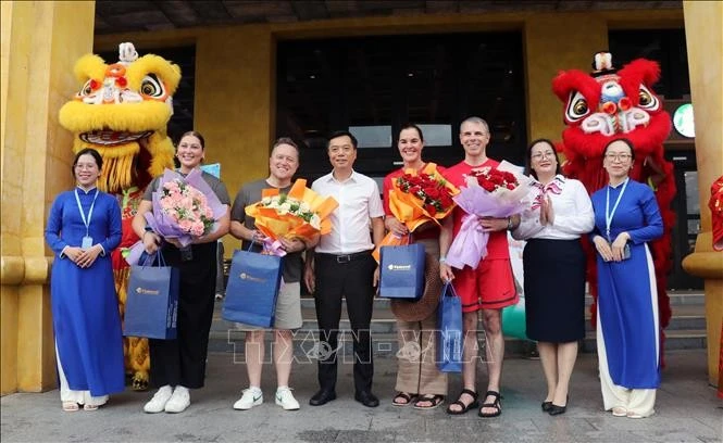 Lãnh đạo Sở Văn hóa, Thể thao và Du lịch Quảng Ninh tặng hoa chúc mừng đoàn khách.