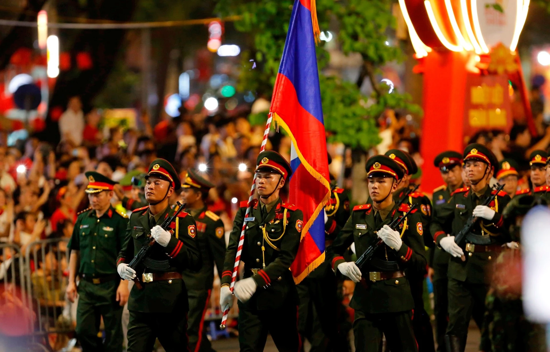 Khối quân đội Lào trên đường phố Thủ đô.