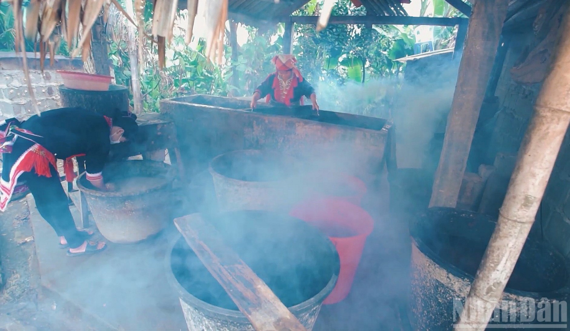 Một góc không gian làm giấy bản của đồng bào Dao, giản dị nhưng đầy tính kết nối cộng đồng. giay-ban-3-2916.jpg