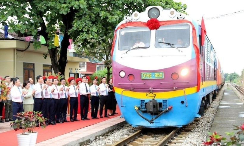 Lễ khai trương và đưa vào hoạt động đoàn tàu vận chuyển hàng hóa đầu tiên từ ga Cao Xá (Hải Dương) tham gia hành trình liên vận quốc tế. Đoàn tàu 12 container chở lưu huỳnh, nhôm, sữa từ các nhà máy trên địa bàn Hải Dương, Hải Phòng, Hưng Yên sẽ về ga Yên Viên và được kết nối vào các đoàn tàu liên vận quốc tế để xuất khẩu sang Trung Quốc. tau-lien-van-3324.jpg