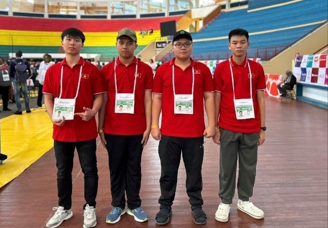 Bốn học sinh trong Đội tuyển IOI Việt Nam 2025 (từ trái qua phải): Ninh Quang Thắng, Nguyễn Bùi Đức Dũng, Lê Kiến Thành, Đặng Huy Hậu. tin-hoc-viet-nam-8594.jpg