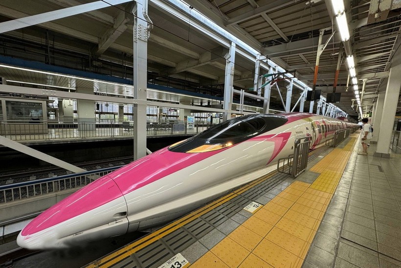 Một đoàn tàu Shinkansen của Nhật Bản. shinkansen-8483.jpg
