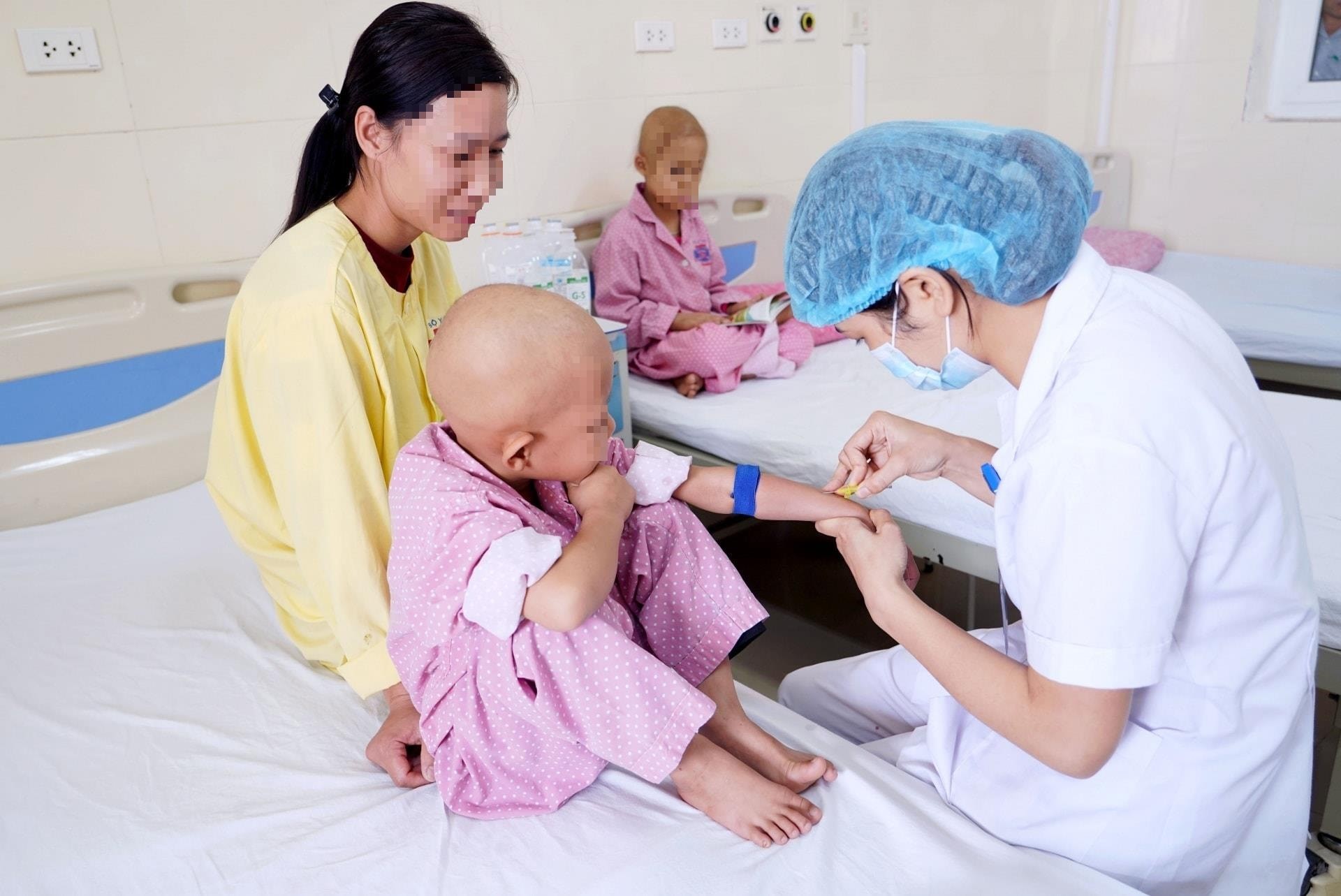 Chăm sóc bệnh nhi ung thư tại Bệnh viện K. Ảnh: BVCC ung-thu.jpg