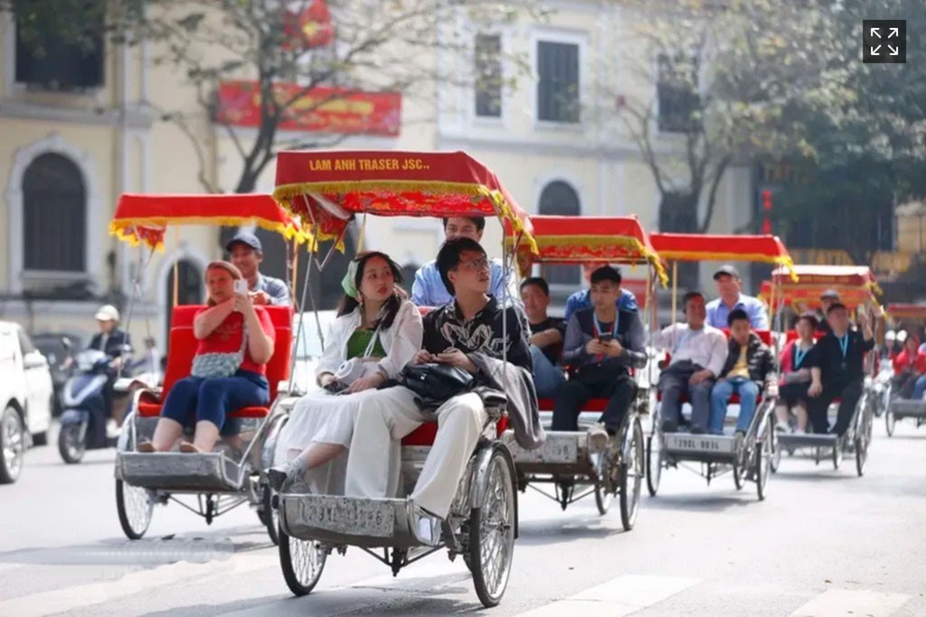 Du khách quốc tế trải nghiệm bằng du lịch xích lô quanh hồ Hoàn Kiếm, Hà Nội. du-lich.jpg